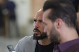 Frații Tate susțin că un bărbat înarmat a încercat să pătrundă în casa lor din Voluntari în timp ce făcea un live. Ce spun polițiștii