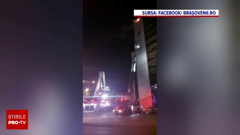 Incendiu în centrul Brașovului. Acoperișul unei clădiri de birouri a luat foc, pompierii au intervenit cu zece autospeciale