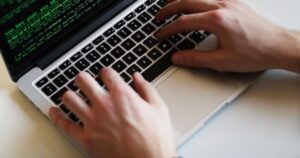 Peste 4.000 de site-uri restricționate în Republica Moldova în urma unui val de atacuri cibernetice