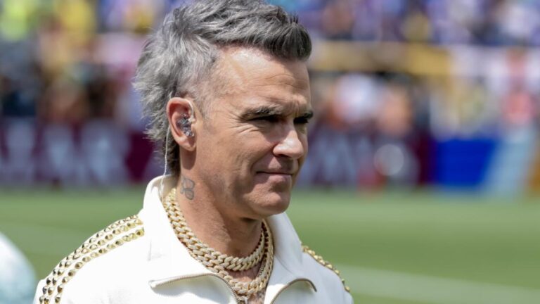 „Robbie Williams îi prinde pe corupți”. Doi funcționari bulgari demiși și reținuți după ce au cerut mită de la echipa artistului