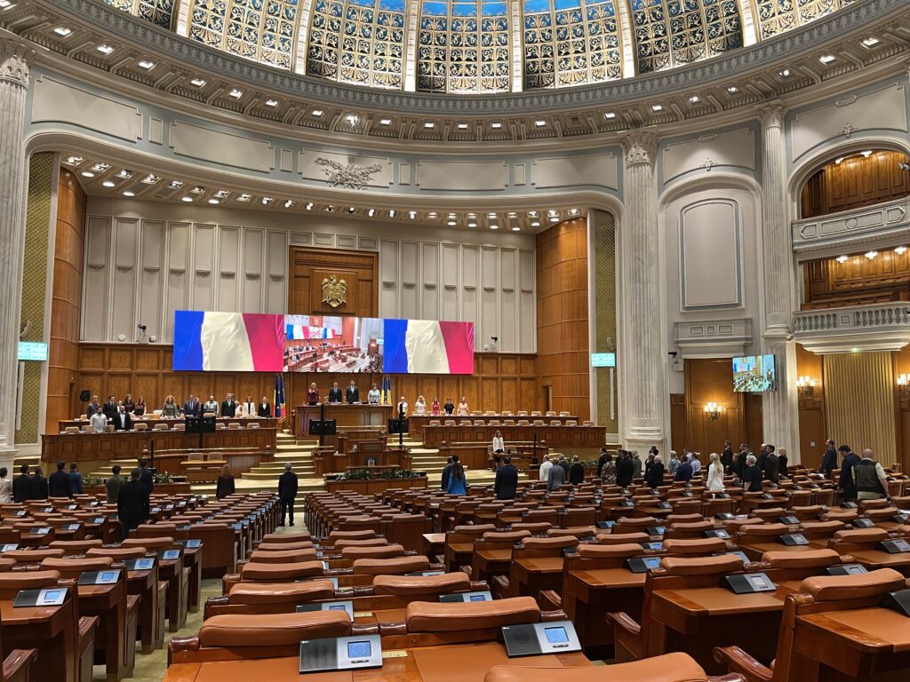 Parlamentarii, obligați să declare cu cine se întâlnesc pentru a discuta despre proiecte de legi: „Nu e dictatură, e transparență” / Legea a fost adoptată de Parlament