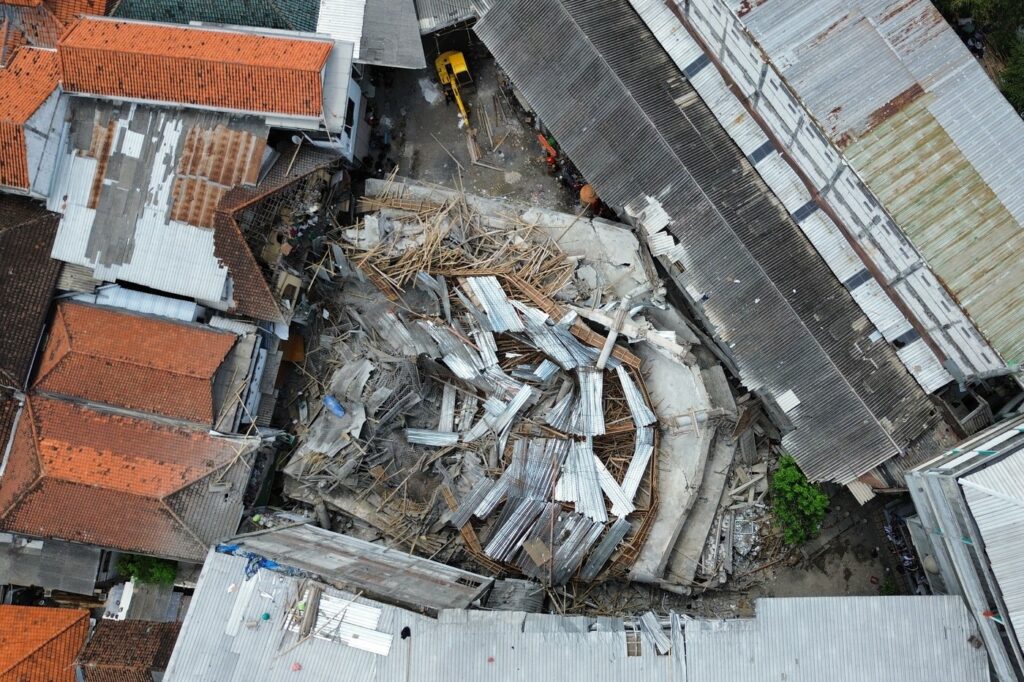 FOTO Zeci de elevi sunt prinși de o zi sub dărâmături, după prăbuşirea unei şcoli în Indonezia / Bilanțul morților a crescut  / Operațiunile de salvare, suspendate