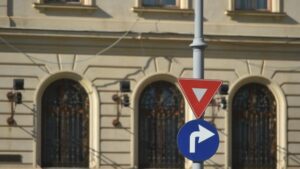 Cum au apărut indicatoarele rutiere: le folosim zilnic, dar puțini le cunosc istoria