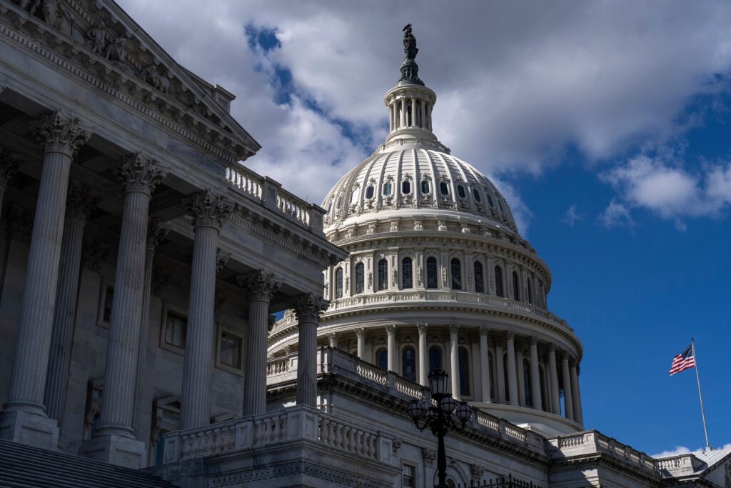 A doua zi de „shutdown” în SUA: Trump se gândește la o sumă de „1.000-2.000 dolari” pentru americani, în timp ce amenință cu „tăieri definitive” și concedieri