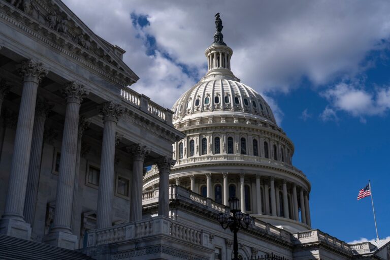 A doua zi de „shutdown” în SUA: Trump se gândește la o sumă de „1.000-2.000 dolari” pentru americani, în timp ce amenință cu „tăieri definitive” și concedieri