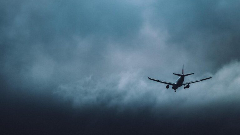 Avioanele de la Salonic și Londra nu au putut ateriza pe Otopeni din cauza furtunii. Unde au fost direcționate