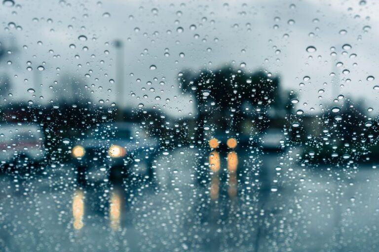 Vremea se mai încălzește după episodul de vreme extremă, dar nu scăpăm de ploi, spun meteorologii
