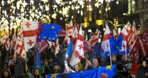 Georgia fierbe: mii de protestatari în stradă, în timp ce partidul aflat la guvernare anunță victoria în alegeri. Poliția a folosit gaze lacrimogene