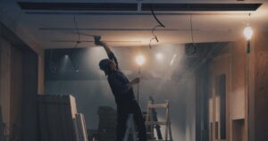 Regretele tinerilor cu studii obligați să muncescă la negru și pe salariu minim: „Voi ce mai lucrați în orașul foamei?”