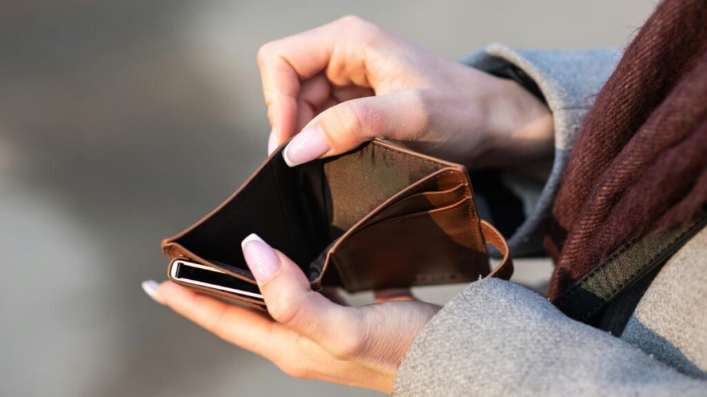 O tânără româncă trage un semnal de alarmă: „Mă chinui de la un salariu la altul, deși am studii superioare”