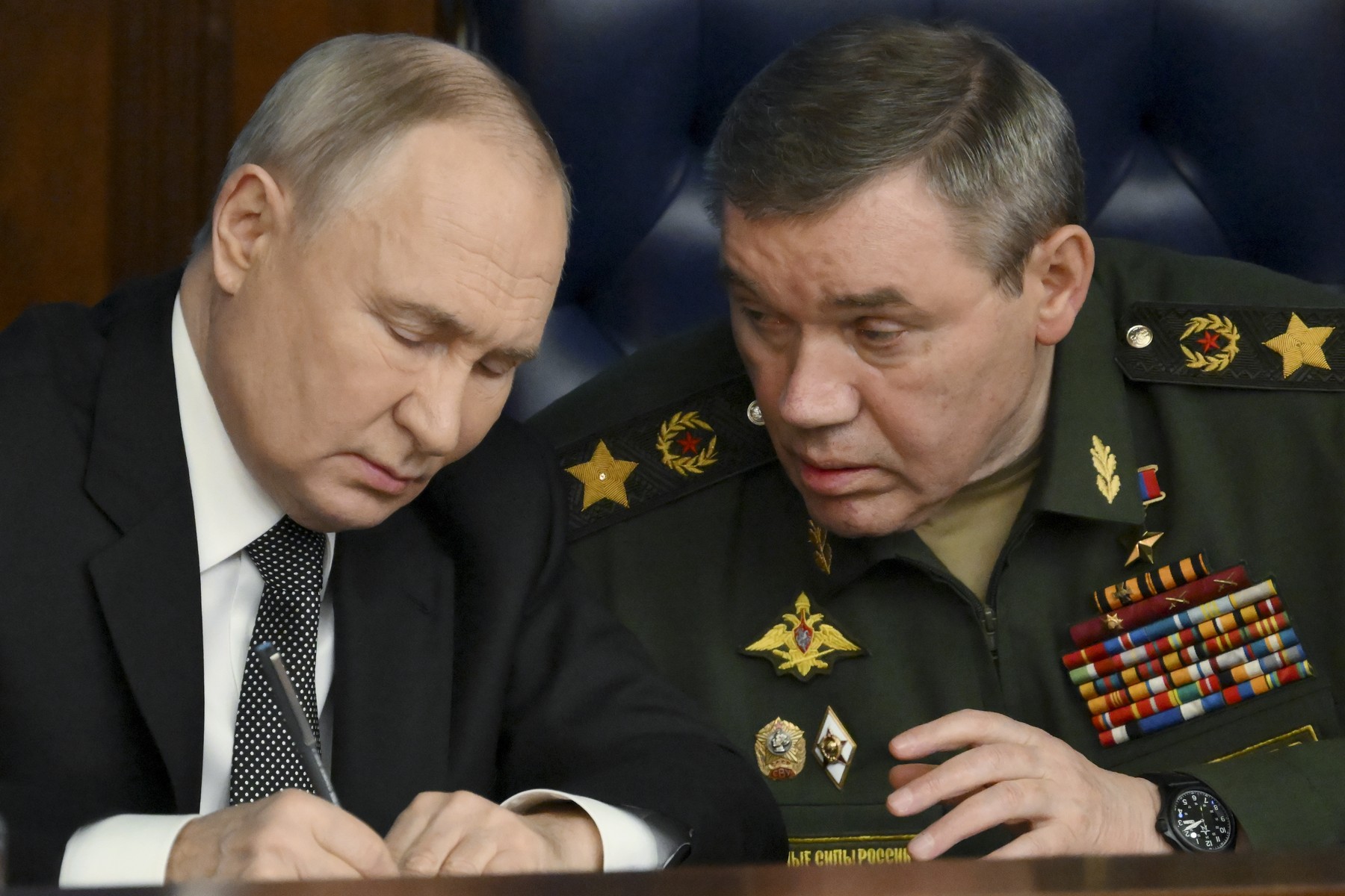 Armata rusă „a eliberat” 5.000 de km pătrați în Ucraina în acest an și „avansează practic pe toate direcțiile”, susțin Putin și generalul Gherasimov