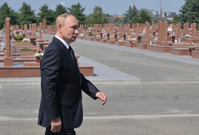 Un oraș din Rusia a decretat doliu pentru soldații uciși în război chiar de ziua de naștere a lui Vladimir Putin
