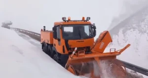 Intervenţie pe Transalpina: Se creează un culoar pentru crescătorii de animale rămaşi în zonă