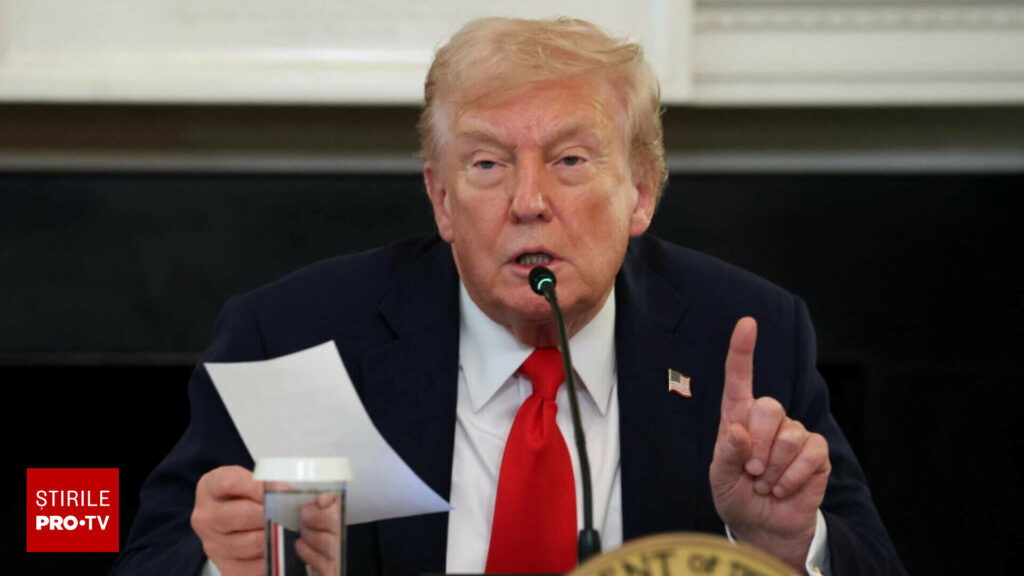 Trump a primit urgent un bilet în timpul unui eveniment la Casa Albă. Liderul SUA a surprins pe toată lumea după ce l-a citit