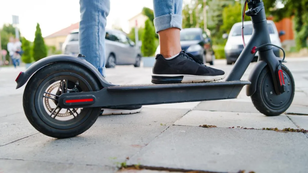 Ar trebui interzise trotinetele electrice? Răspunsul lui Titi Aur
