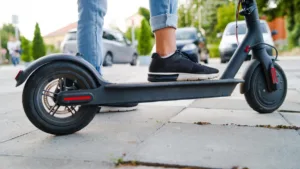 Ar trebui interzise trotinetele electrice? Răspunsul lui Titi Aur