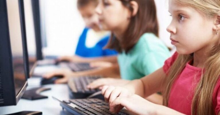 Legea majoratului digital, între protecție pentru copii, „Big Brother” online și birocratizarea internetului
