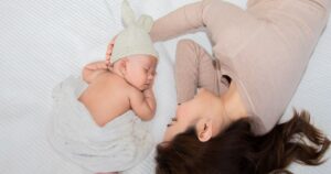 „Un copil are nevoie de o mamă vie, nu perfectă”. Ce spun psihologii despre efectele concediului maternal prelungit