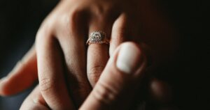 „De ce își doresc femeile, mai mult decât bărbații, să se căsătorească?” Răspunsul internauților