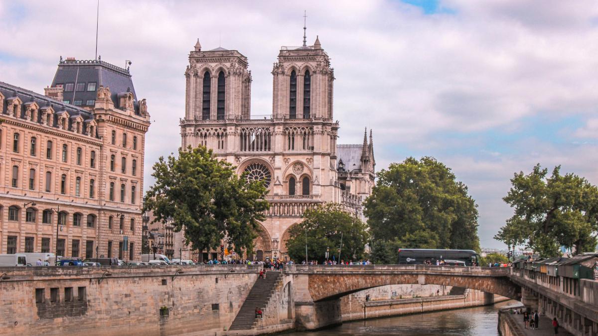 Franța, în alertă. Mesajul a fost găsit în fața catedralei Notre-Dame: Va fi un măcel