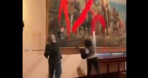 Incident grav de Ziua Naţională a Spaniei. Momentul în care două activiste aruncă vopsea pe un tablou al lui Columb