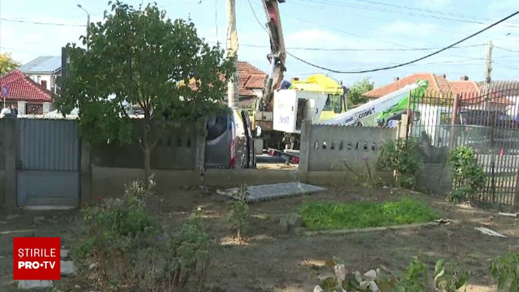 Doi muncitori din Sri Lanka, răniți după ce mașina lor a lovit un stâlp și a rupt un gard. „E și ziua mea, ăsta e cadou”