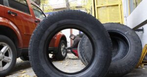 Când devin obligatorii cauciucurile de iarnă în 2025. Care sunt prețurile