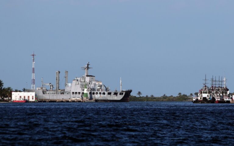 Războiul lui Trump contra narcotraficanților. Armata SUA are la bord doi supraviețuitori ai unei nave lovite în Caraibe