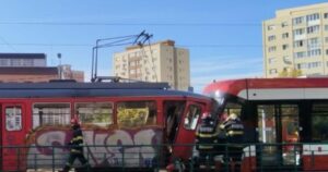 Accident bizar în Arad: Un tramvai a plecat singur din depou și a lovit o altă garnitură. Patru persoane au fost rănite