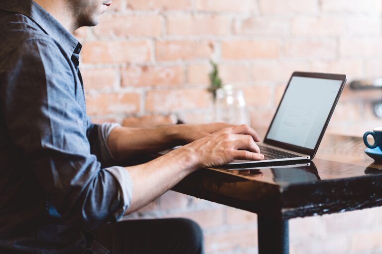 Motivul pentru care traficul pe site-urile pentru adulți s-a redus drastic în Marea Britanie. Vizitele pe Pornhub au scăzut cu 77%: „Sincer, am fost șocați”