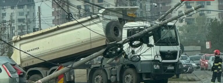 Trafic paralizat pe Prelungirea Ghencea: un camion a agățat un stâlp de iluminat, intervin pompierii și Brigada Rutieră; intervenție de durată