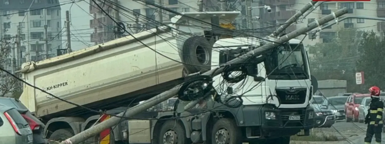 Trafic paralizat pe Prelungirea Ghencea: un camion a agățat un stâlp de iluminat, intervin pompierii și Brigada Rutieră; intervenție de durată