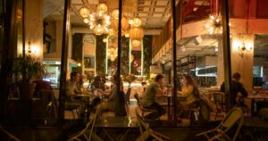 Scaune furate de la terasele din Spania, vândute în România. Manevra prin care s-au „evaporat” peste 1.100 de bucăți