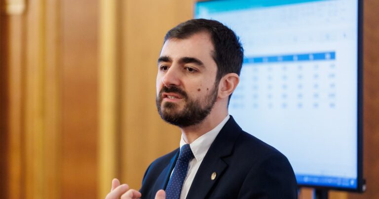 Semnal de alarmă în Coaliție: proiectul USR privind reducerea numărului de parlamentari ar putea aduce AUR peste pragul de 50%