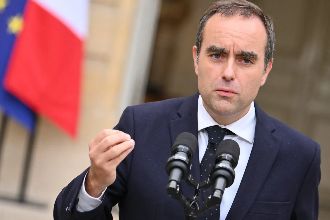Nebunie în Franța: Taxa pentru super bogați a fost respinsă în Parlament. Noul premier este cu spatele la zid