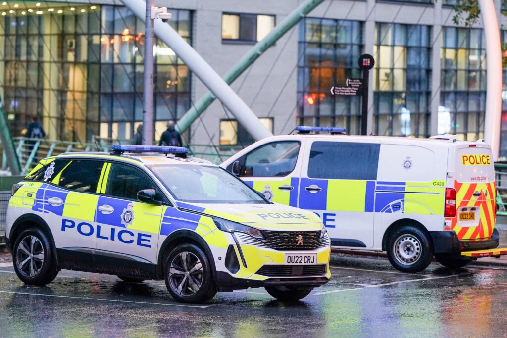 Cine este mecanicul „erou” care a protejat pasagerii de atacatorul cu cuțitul din trenul spre Londra / Ce se știe despre atacator