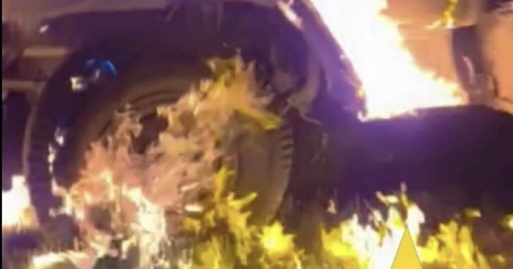 Autosabotaj. Trupele rusești își incendiază propriile camioane pentru a bloca deplasarea în Pokrovsk