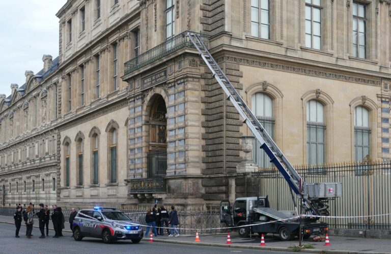 Noi detalii despre jaful de la Luvru. Printre suspecți se află un fost paznic la un muzeu din Paris și mic influencer pasionat de motociclete