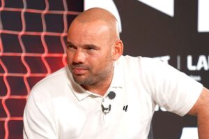 Venit la București, Wesley Sneijder și-a amintit despre Alibec, Ogăraru, Chivu și Lobonț: „Vorbea tot timpul cu soția: «Ce faci, iubi?»”