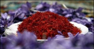 O familie din Vrancea a dat lovitura cu planta care produce „aurul roșu”. Cu cât se vinde un kilogram