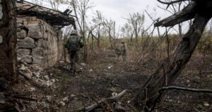 Generalul dezertor ale cărui rapoarte despre situația de pe front ajung pe masa lui Putin. Conduce asaltul asupra unui oraș presupus „încercuit”