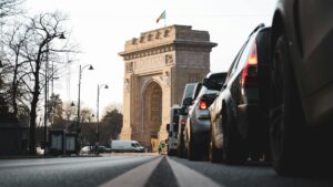 România, plină de mașini scumpe și oameni bogați. Economistul Adrian Negrescu spune care e, de fapt, realitatea