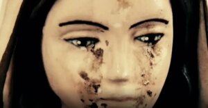 Escrocherie cu lacrimi de sânge : femeia din spatele ‘miracolului’ statuii care plânge, inculpată pentru înșelăciune