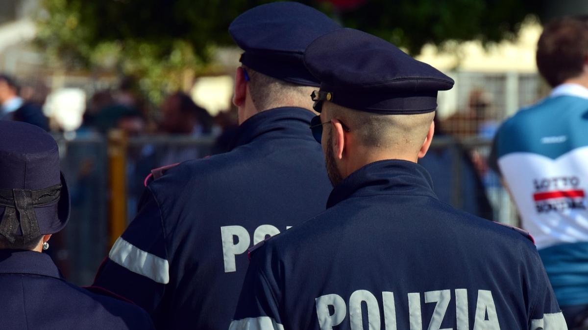 Un român din Italia a încercat să-şi incendieze soţia, apoi a reclamat-o la poliţie pentru că nu ar contribui la cheltuielile casei