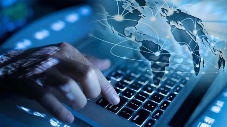 La 35 de ani de la apariția sa, internetul nu mai unește oameni, ci îi dezbină