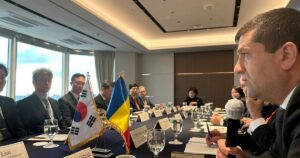 Diplomație pe banii gazdelor. Vizitele externe ale ministrului Economiei, plătite de Coreea de Sud și Arabia Saudită, stârnesc controverse