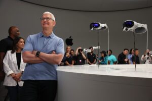 Cine va fi noul șef la Apple? Gigantul tehnologic se pregătește pentru plecarea lui Tim Cook