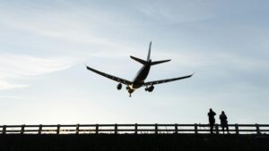 Video: Panică într-un avion rusesc de pasageri după ce au început să se desprindă bucăţi din capota unui motor