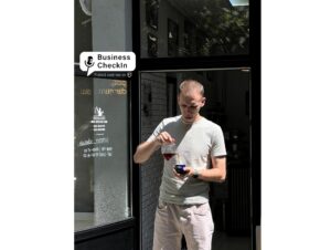 StartupCafe.ro: Business CheckIn. Până la Barou, barista. Un tânăr din Timișoara și-a deschis cafenea lângă facultatea de Drept pe care o urma