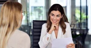 „Nu mai muncim de frică”. Generația Z rescrie regulile jocului și nu mai acceptă locuri de muncă abuzive